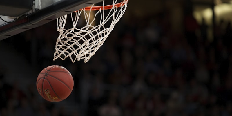 NBA 2025-2026赛季最有价值球员候选人勒布朗·詹姆斯在比赛中突破上篮